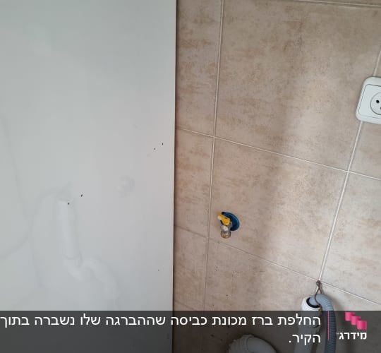 צנרת מים וקיר אריחים בחדר אמבטיה